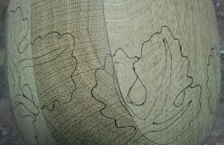 Snijwerk tekenen, de druifmotieven worden eerst op het hout getekend.