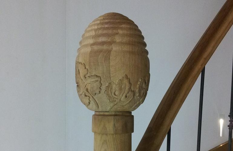 Trappaal met snijwerk, eiken bal houtsnijwerk, het nieuwe kopstuk op de trappaal, een eivormige bal met houtsnijwerk van eikenhout.