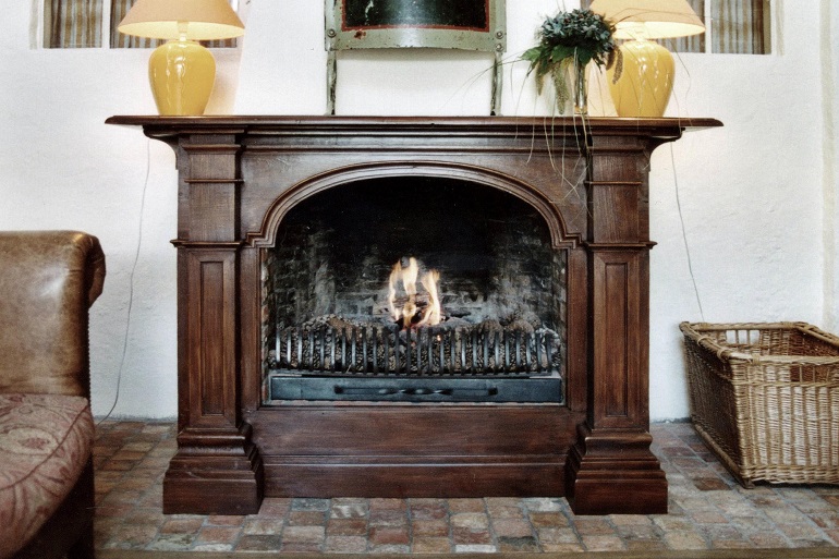 Klassiek ontworpen houten schouw met decoratieve detaillering