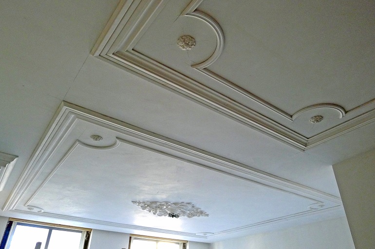 Klassiek ontworpen stucplafond met sierlijsten en ornamenten