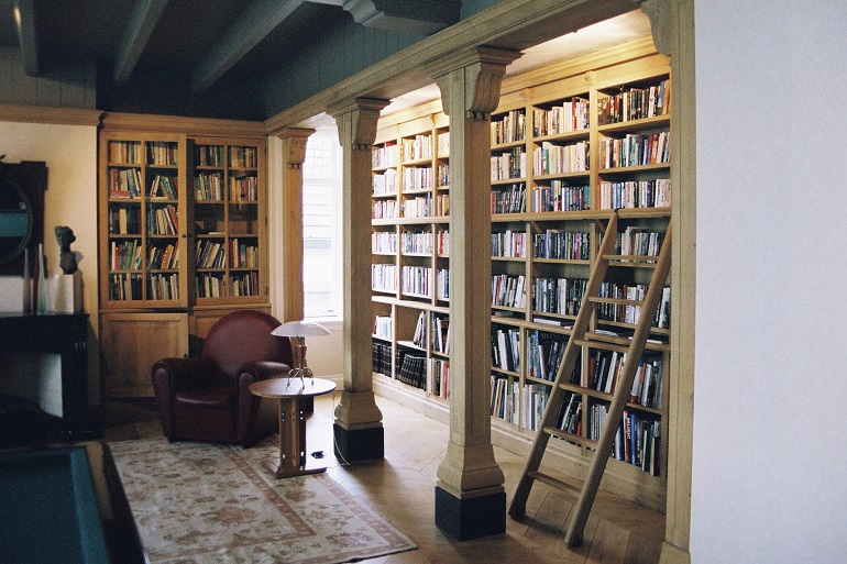 Klassieke bibliotheek met houten boekenkasten en zuilen