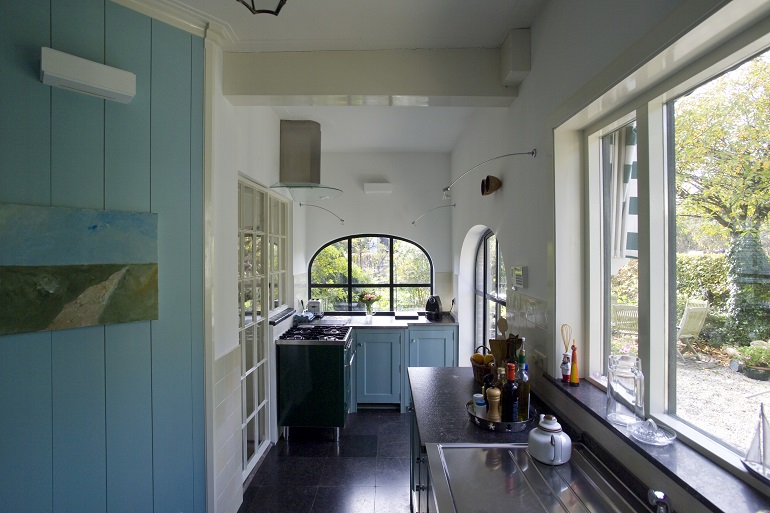 Lichtblauwe en witte keuken met maatwerk interieur
