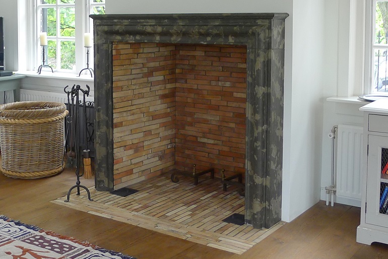 Klassieke open haard in Romeinse stijl