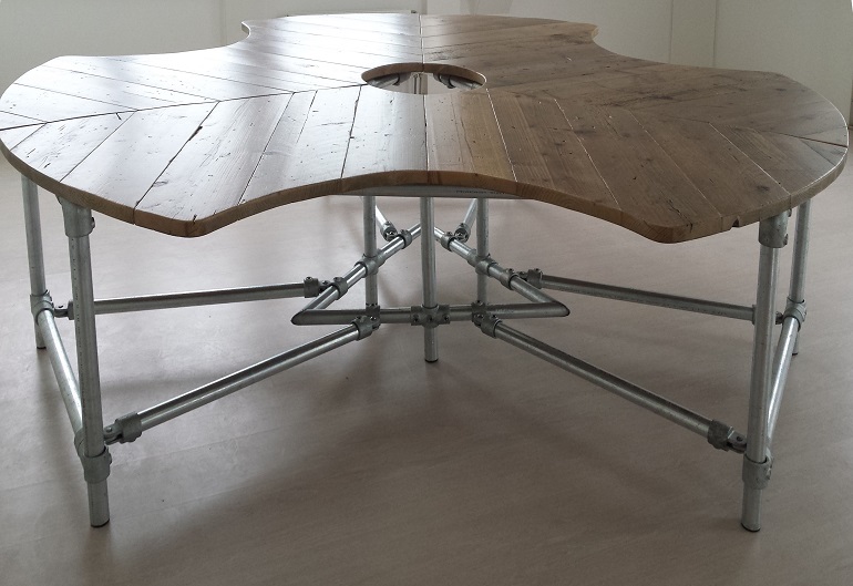 Organisch gevormde tafel met houten blad en metalen onderstel