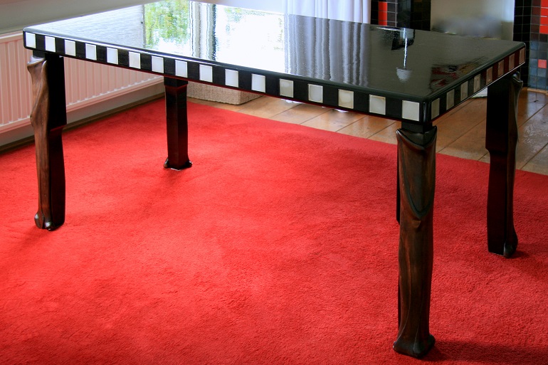 Zwarte Art Deco eettafel met geometrische decoratieve details