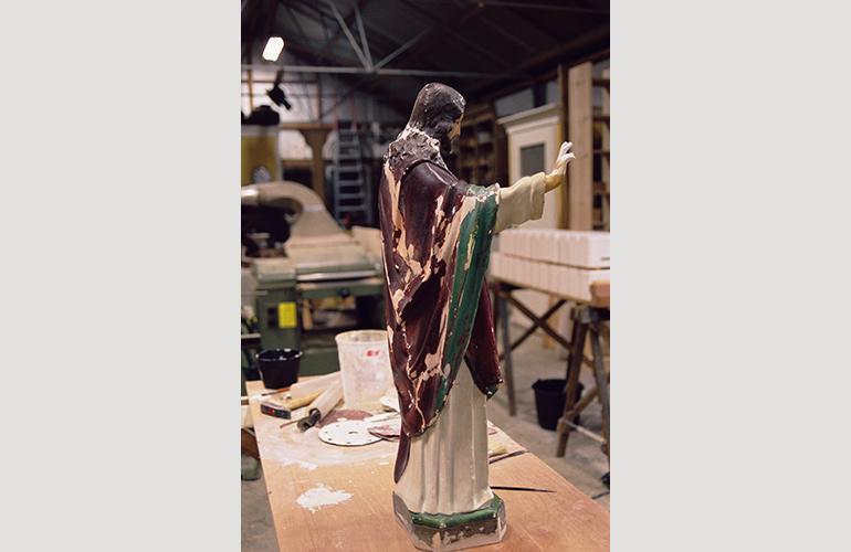 Gebroken beeldreparatie, het gewaad van Jezus tijdens de restauratie.