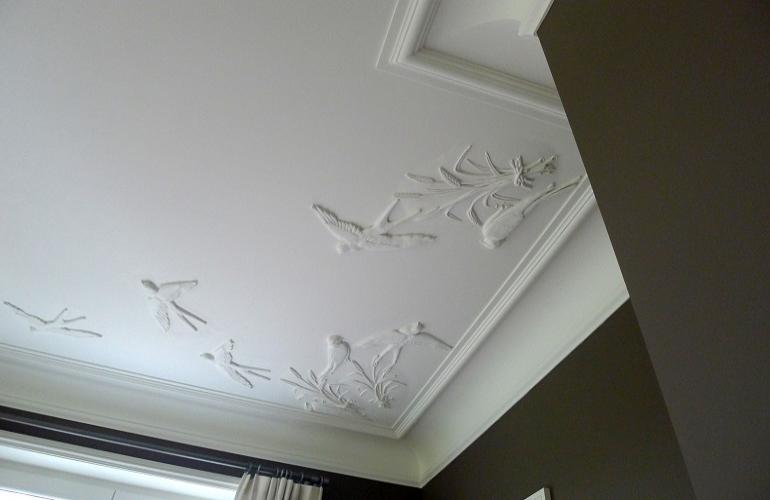Gipszwaluw, zwaluwen van gips aan het plafond.