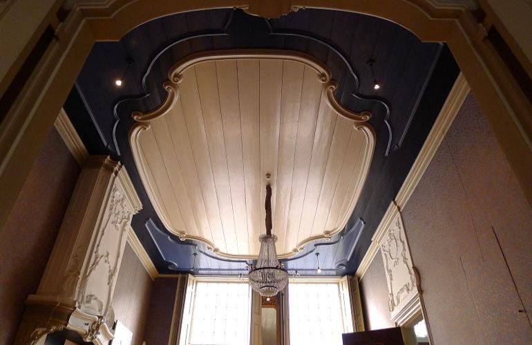 Gipslijsten maken aan het plafond van de Blauwe Zaal in het West-Indisch Huis te Dordrecht.