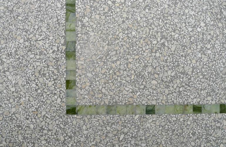 Groen marmere mozaïeklijnen, groene mozaïekranden, in dezelfde kleur als het originele tegelwerk aan de wand.