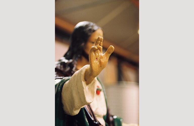 Heiligenbeeld reparatie, de rechterhand en vingers gereconstrueerd. 