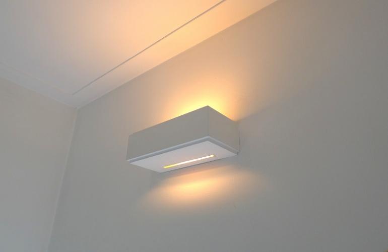 Moderne gipslamp met dimbaar halogeen of led lichtbron.