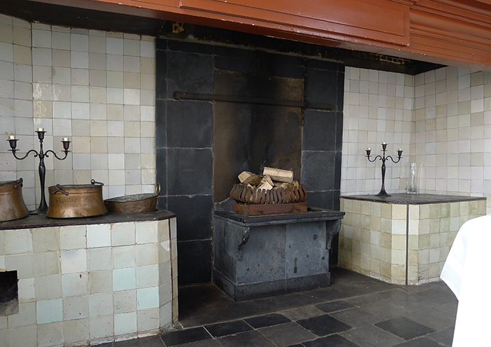 Stookplaat in oude keuken Kasteel van Rhoon